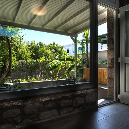 Melagrana Adamantas (Milos)